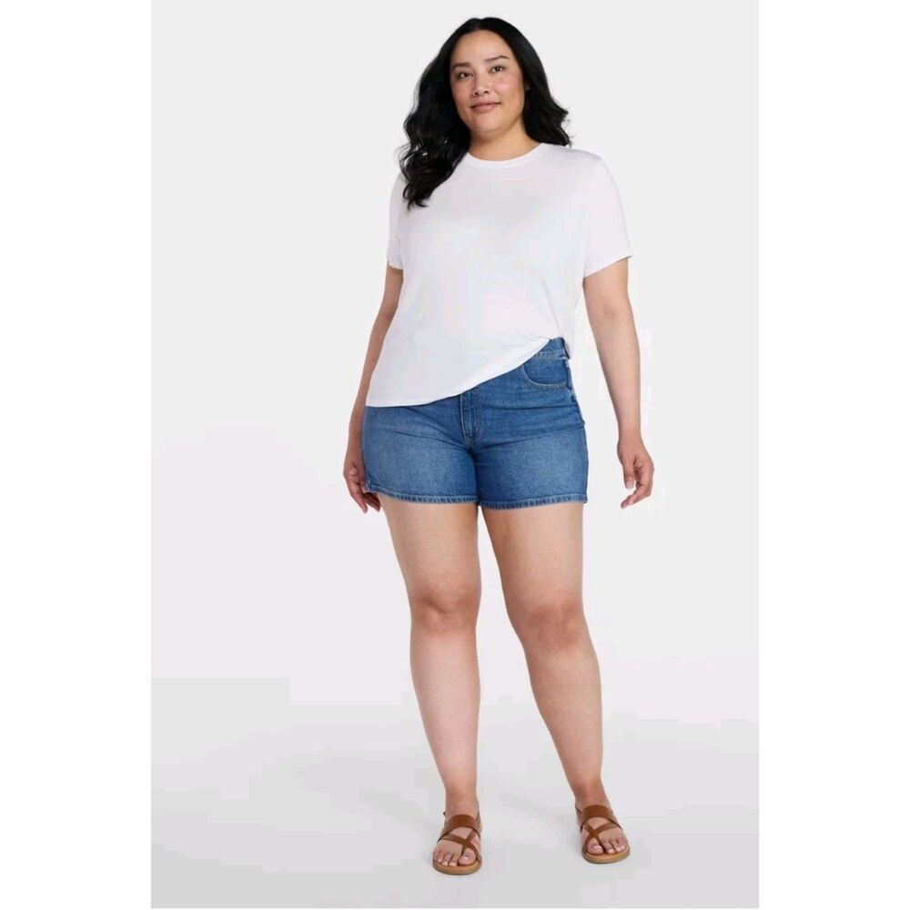 Time and Tru Women's High Rise Denim Shorts, 5 in Inseam, Sizes 20 Medium Wash.